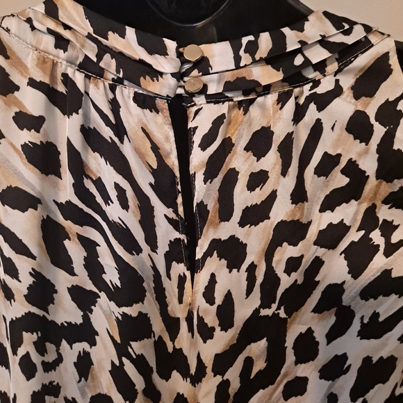 White house black market animal Print Blouse. - Picture 3 of 4